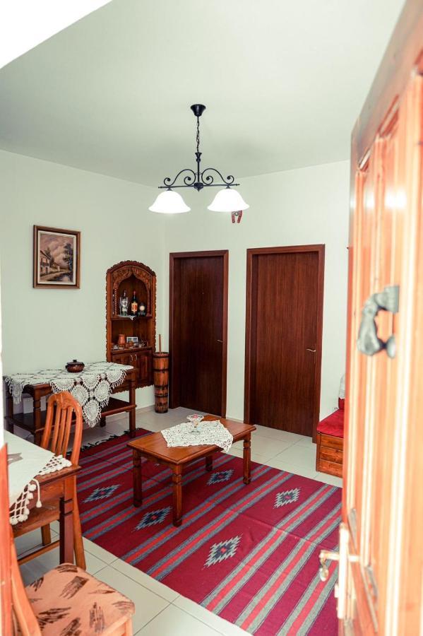 Cico Hostel &Private Room Gjirokaster Bagian luar foto