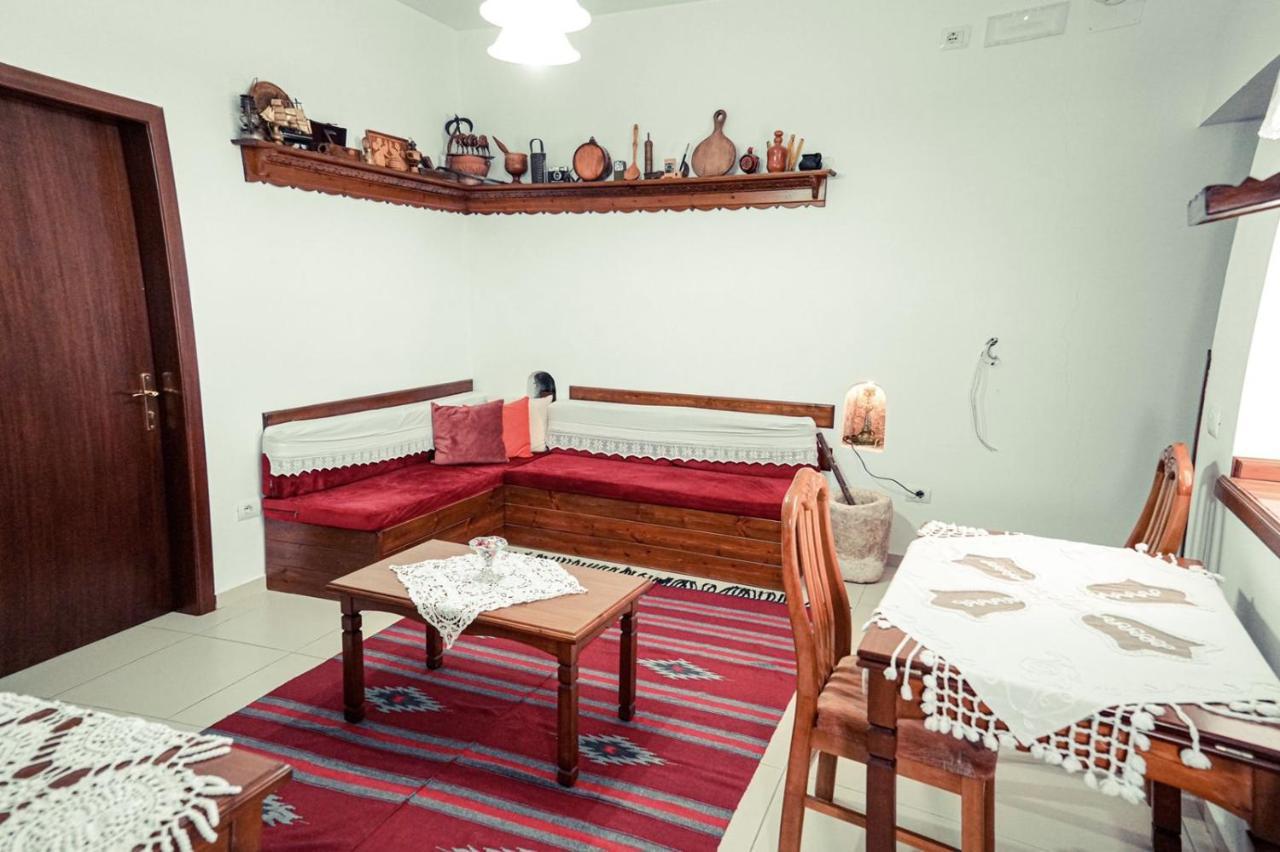 Cico Hostel &Private Room Gjirokaster Bagian luar foto