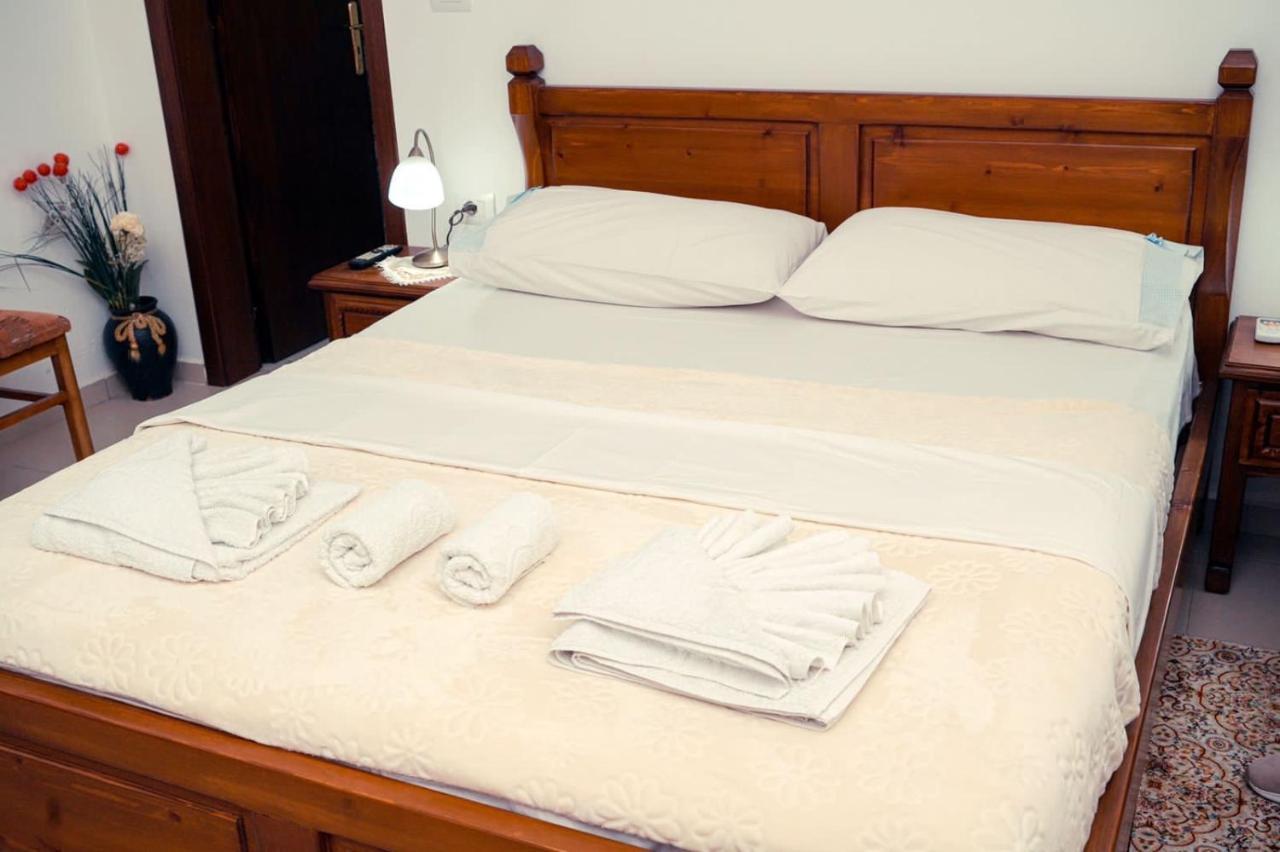 Cico Hostel &Private Room Gjirokaster Bagian luar foto