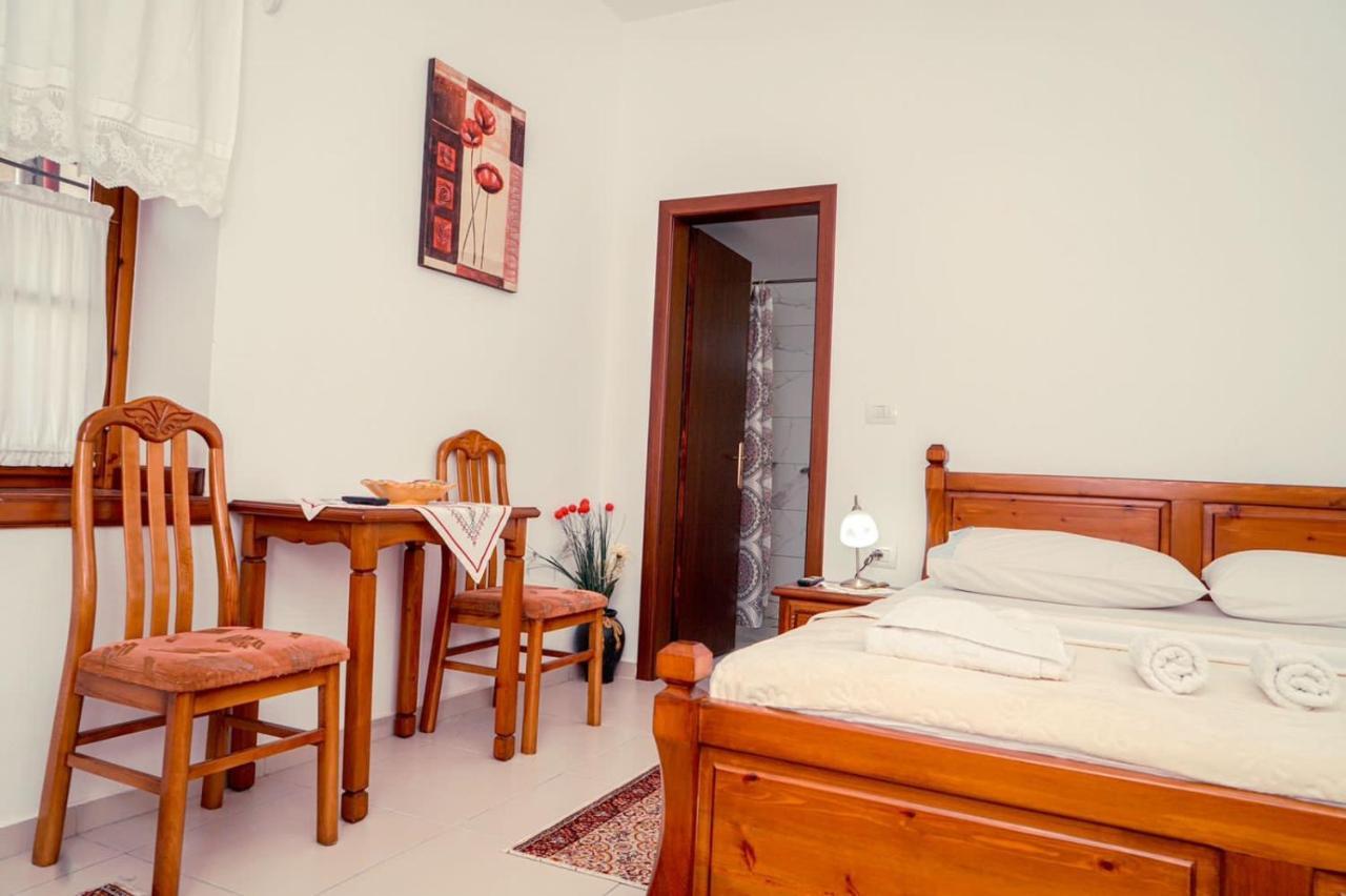 Cico Hostel &Private Room Gjirokaster Bagian luar foto