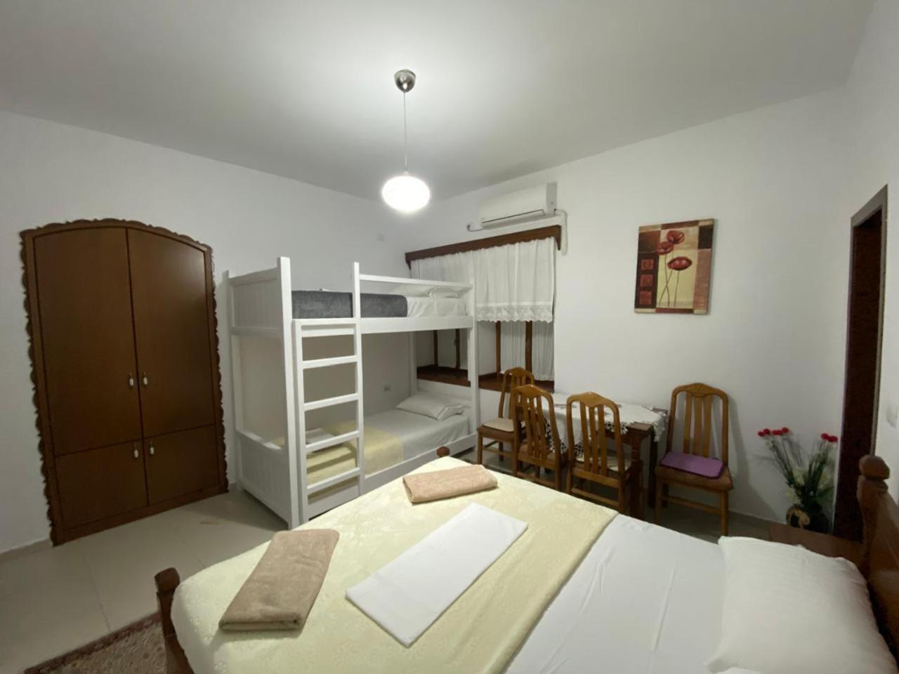Cico Hostel &Private Room Gjirokaster Bagian luar foto