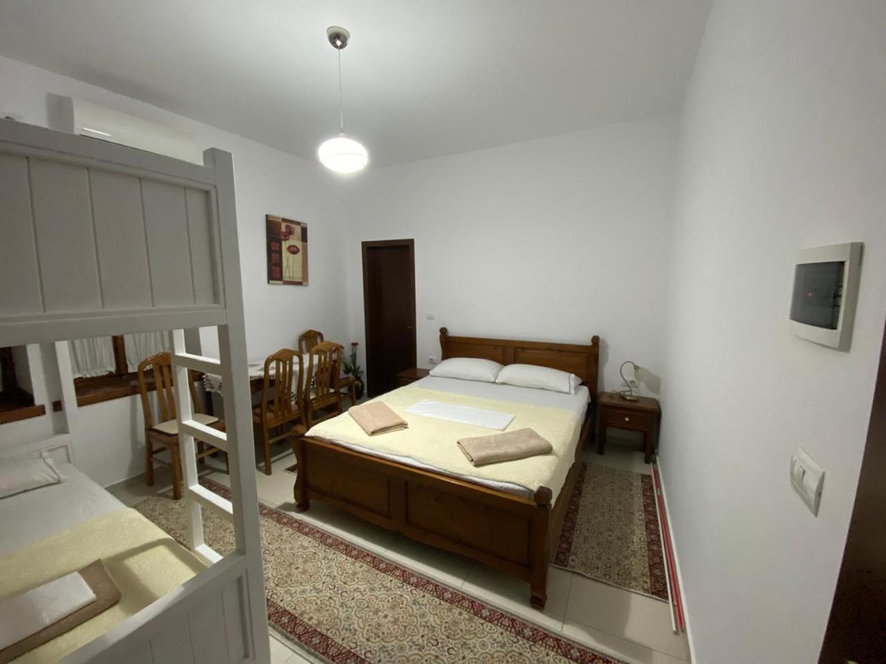 Cico Hostel &Private Room Gjirokaster Bagian luar foto